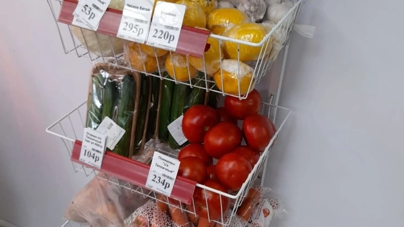 На Сахалине изменилась цена на местные огурцы и помидоры