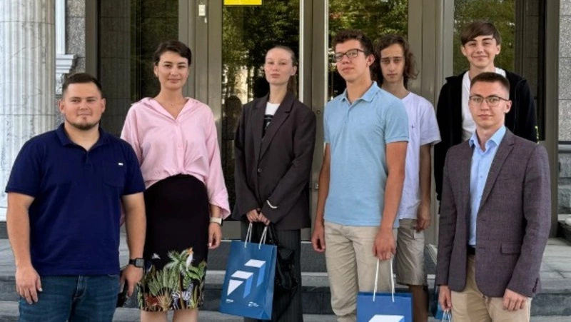 Лучшие выпускники школ Сахалинской области посетили Центр управления регионом