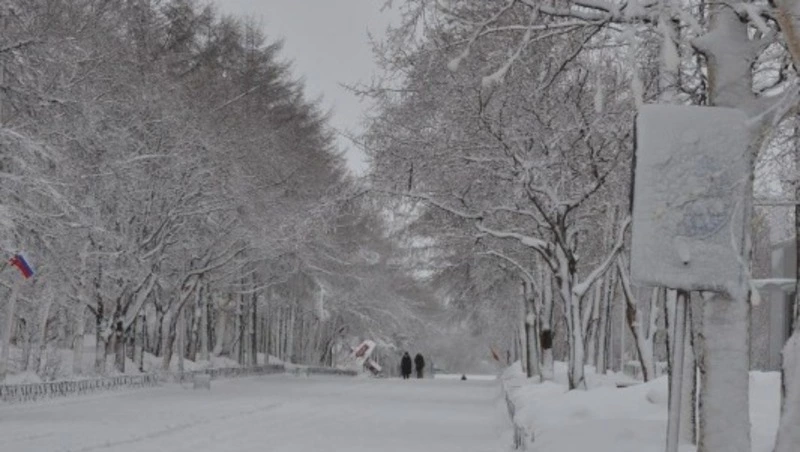 На севере Сахалина День Победы встретили со снежными сугробами