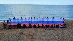 Экоактивисты растянули триколор на побережье Охотского моря