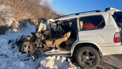 Человек застрял в автомобиле после серьезной аварии на юге Сахалина
