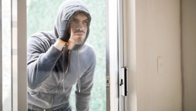 Сахалинец разбил окно чужого дома ради продуктов и денег