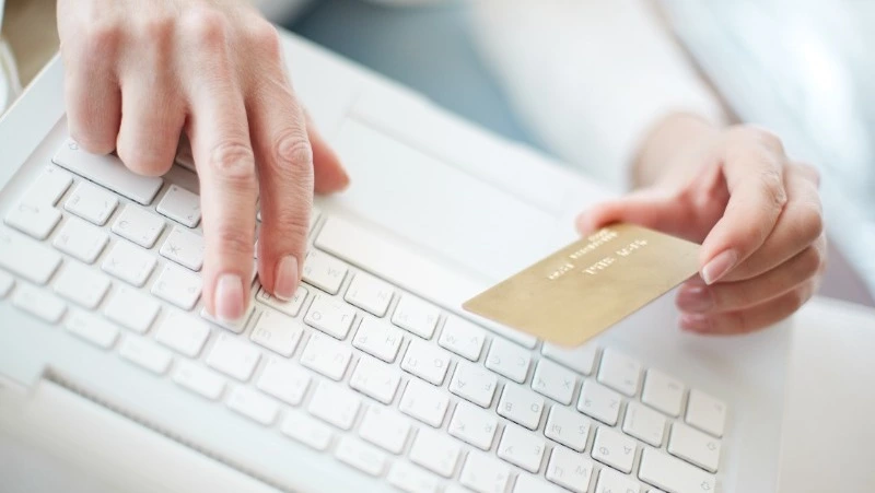 Девушку из Корсакова обманули мошенники на 62 тысячи рублей