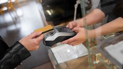 Житель Анивы получил условный срок за кражу денег с найденной банковской карты 