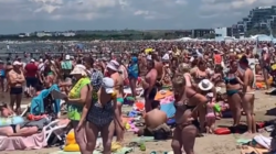 «Можно получить пяткой в живот». Толпы сахалинцев стоят в очередях на пляжах Сочи и Крыма