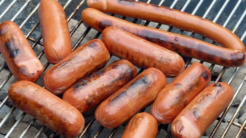 Ветеринарные эксперты Сахалина обнаружили передоз бактерий в сосисках из Москвы