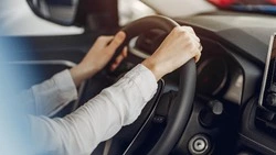 Пьяная женщина на Audi съехала в кювет и получила травмы в Новотроицком