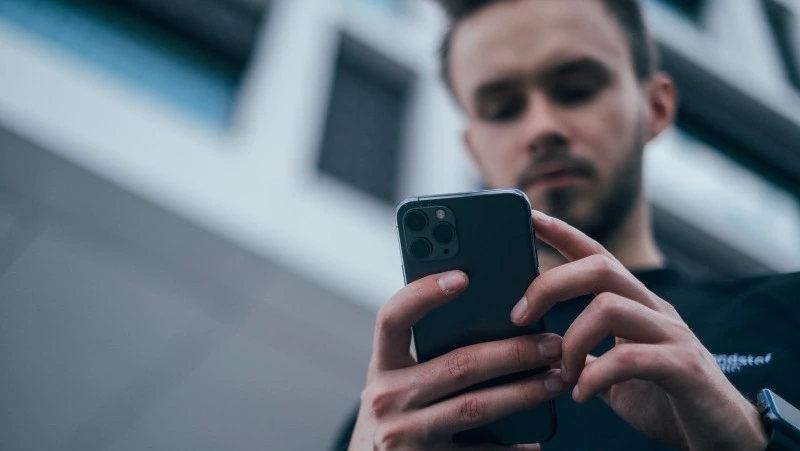 Мужчина украл смартфон с прилавка из-под носа у хозяйки на Сахалине