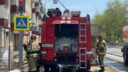 Пожарные тушат горящую крышу в столице Сахалина рваным шлангом