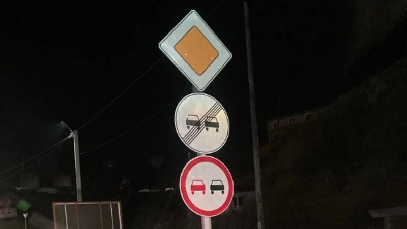 «Обгонять — не обгонять»: лишний дорожный знак на Шикотане рассмешил водителей