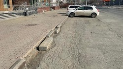 Разрушенный тротуар в центре Южно-Сахалинска отремонтируют к 31 мая