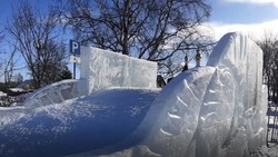 Разрушенную вандалами ледяную горку восстановили на юге Сахалина  