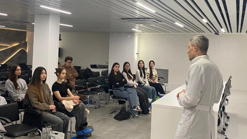 Сахалинским гимназистам рассказали о передовых методах лечения онкозаболеваний