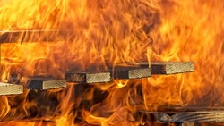 Семеро пожарных тушили магазин в Аниве