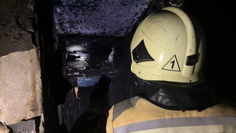 Пожарные потушили заброшенный дом в Углегорском районе