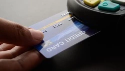 В Поронайском районе мужчина доверил карту незнакомцу и потерял порядка 11 тысяч рублей