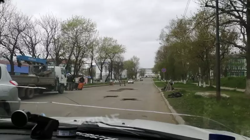 «Это кошмар какой-то!». Главная улица в экс-столице Сахалина усыпана дырами