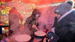 Блины, веселые конкурсы, ярмарки: жители Южно-Сахалинска отмечают Масленицу
