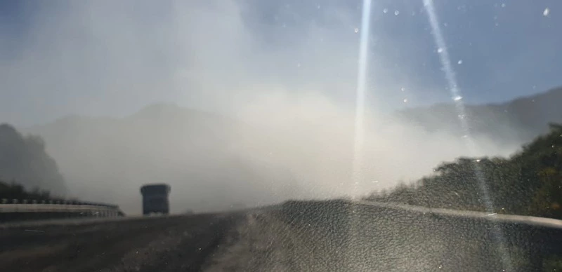 Дым от горящей свалки навис над домами в Холмске утром 3 сентября