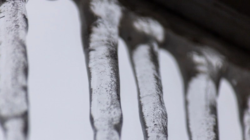 Прокуратура начала проверку после падения глыбы льда на голову сахалинки