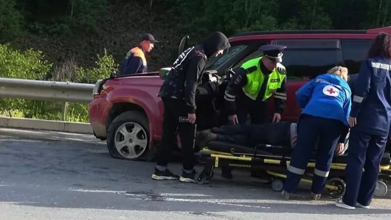 После лобового ДТП в районе Холмского перевала водителя кроссовера увезли в больницу