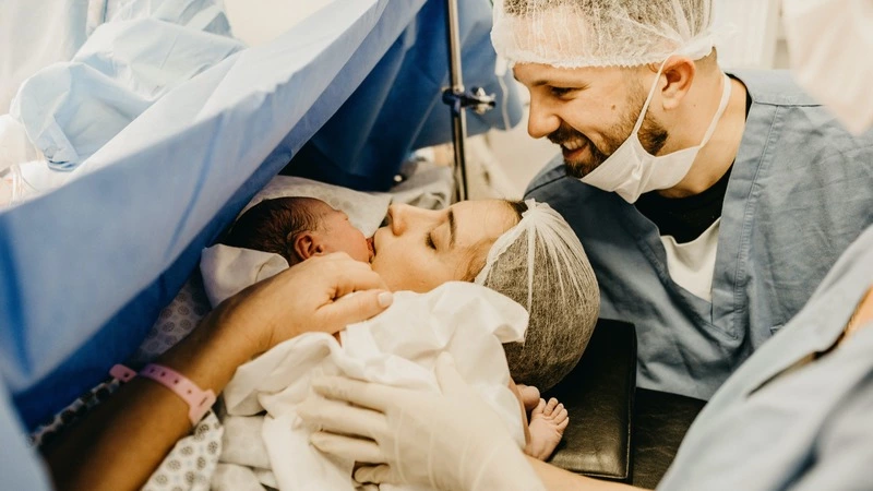 В роддом с мужем: названо условие партнерских родов на Сахалине во время COVID-19