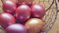 Как покрасить яйца к Пасхе 2024: проверенные способы с натуральными красителями