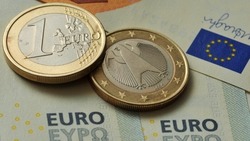 Курс евро упал до 69 рублей впервые с 20 февраля