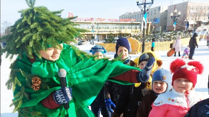 Юные корсаковцы поучаствовали в новогодних приключениях Елочки