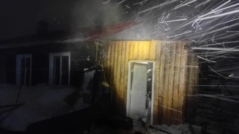 Вспыхнувший частный дом в Тымовском районе потушили спасатели в течение часа