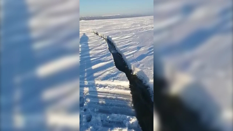 В Долинском районе вдоль берега отошел припай