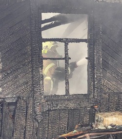 Пожар в частном секторе Южно-Сахалинска: огонь охватил жилой дом
