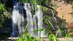 Хрустальный водопад спрятался в лесах Томаринского района: ФОТО