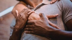 Россияне обрадовались уходу Zara после рекламы с поцелуем темнокожих мужчин