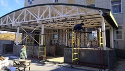 Ремонт входной группы детской поликлиники в Южно-Сахалинске близится к завершению