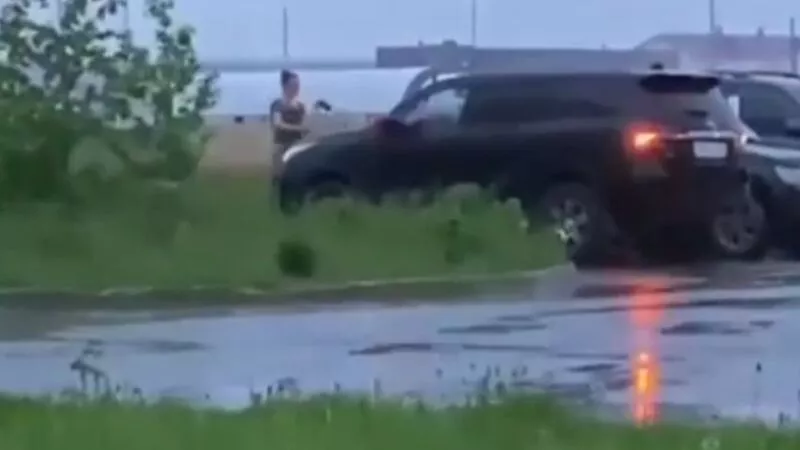 В Южно-Сахалинске девушка топором изрубила припаркованный внедорожник