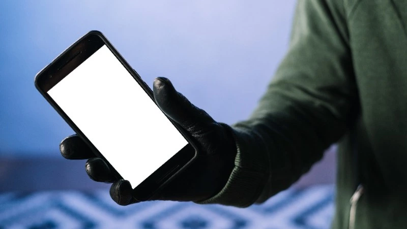 В Долинске мужчина украл подарочный смартфон со дня рождения