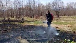 В Южно-Сахалинске шашлычники подожгли траву и сбежали с места пожара