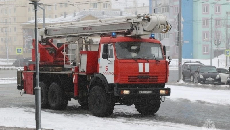 Дом в «Общепитовце» потушили пожарные Южно-Сахалинска