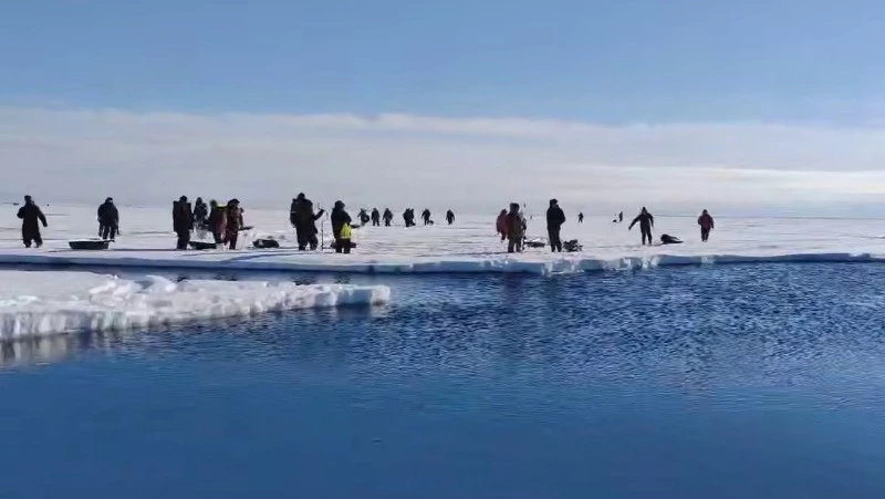 Уносит в море: в заливе Мордвинова спасают рыбаков и технику с оторванного льда