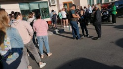 Толпа сахалинцев встала в очередь за букетами к 1 сентября у «Тепличного»