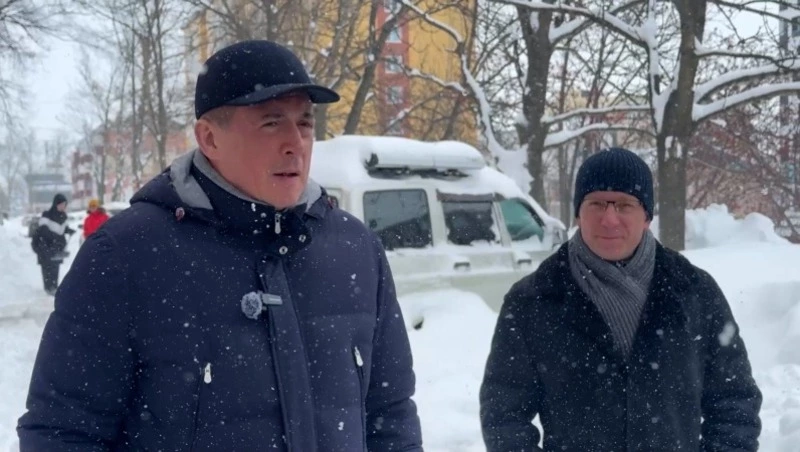 Валерий Лимаренко оценил ход расчистки дворов в Южно-Сахалинске 