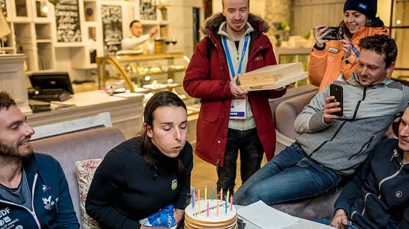 Участница паралимпийской сборной Франции в свой день рождения попробовала сахалинский сыр