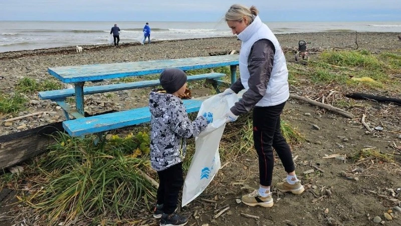 Берег реки Макарова очистили от оставленных туристами отходов на Сахалине