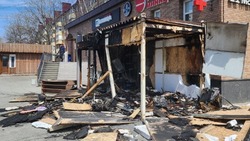 Стали известны подробности пожара в цветочном магазине у рынка «Янтарь» в Южно-Сахалинске