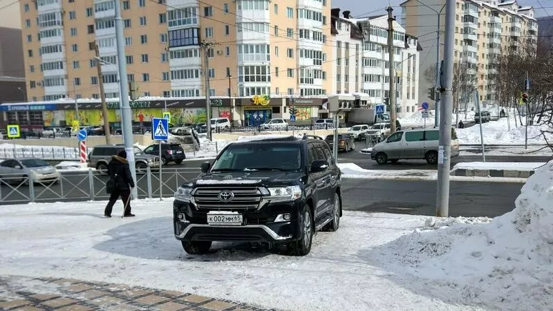 На Сахалине владельцы дорогих авто закрывают кинотеатры и не пускают людей на зебру