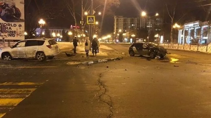 В центре Южно-Сахалинска таксист протаранил кроссовер