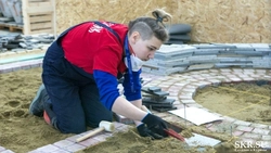 Сахалинцы за полгода могут стать флористами, кондитерами и парикмахерами