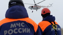 Спасатели забрали мужчину с травмами с дрейфующей баржи в Татарском проливе
