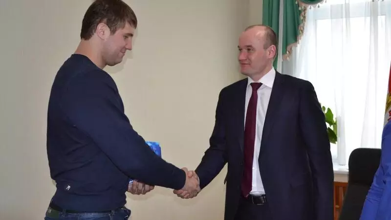 Тяжелоатлет Олег Агейчик встретился с сахалинским министром спорта